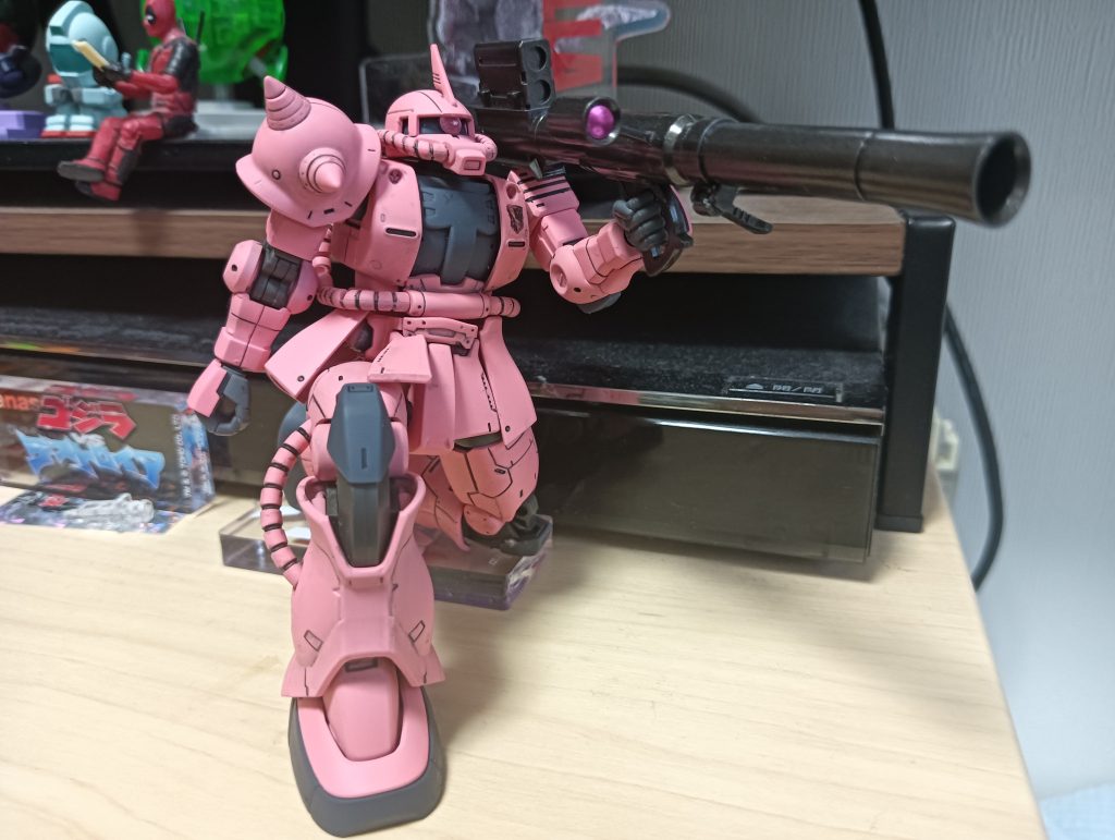 特徴としてピンク色の機体に、本人が左利きという事で武装も左利き仕様になっています