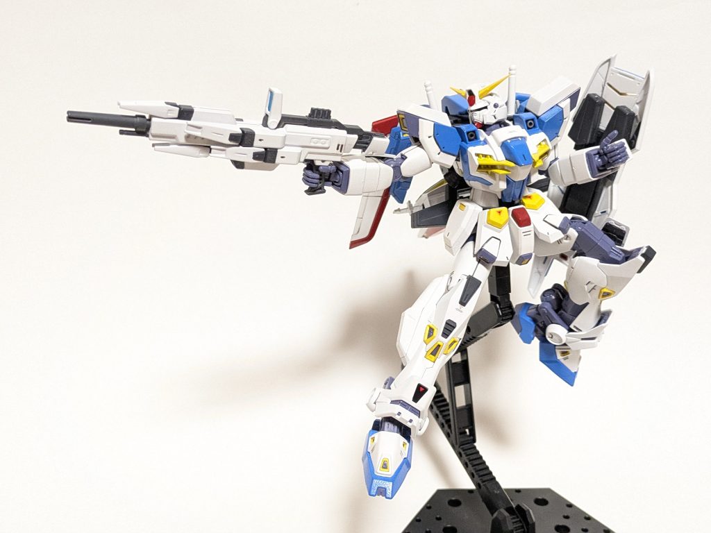 例のポーズ？地味にサイドアーマーが引っかかる事が多々で大きくポージングさせるのは難しいです。