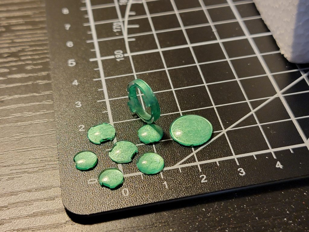 クリアパーツには色が付いていなかったので、内側をメタリックグリーンで塗装しました。