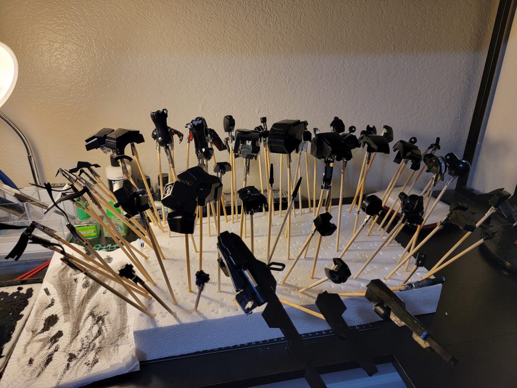 プライマーを塗布した分解パーツ。