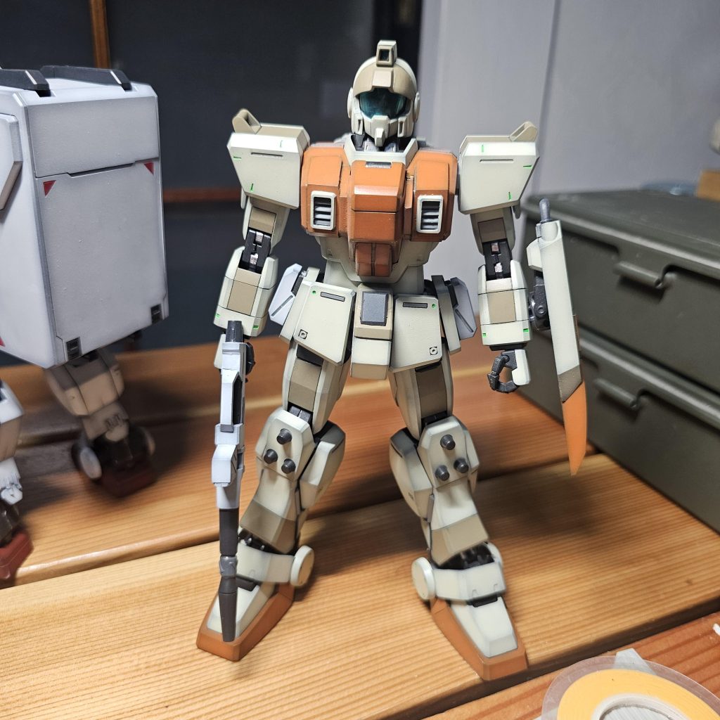 ジムは陸戦型ガンダムとなるべく共通デザインになるようにしました。フンドシをエポパテで成形してガンダムタイプの形にし、両胸もガンダム同様ユニット化しました。合わせてコクピットカバーの長さやヘソ？の部分の形状もガンダムに合わせて成形しました。 基本の構造があって、ガンダム用胸ユニット、ジム用の胸ユニットとなっていた方が生産効率いいだろうなぁと。アルファードとベルファイア的な兄弟感ですかね？ ガンダムに比べるとジムは比較的小顔なので、並んだ時の違和感をなくすためにエポパテで一回り大きくしました。 塗装は、ガンダムは都市迷彩というかコンクリートっぽい感じをジムは砂漠迷彩的な感じをイメージしました。 やる気がでた時にだけ作業するので、完成まで1年3ヶ月かかってしまいました。「ガンスタに投稿してみよう」と思うくらいには満足の出来です。 ガンプラが品薄の世の中が続いていますね。見つけた時に買わざるを得ないので、積んでいるものが20個ほどになってしまいました。このままのペースで作ると全部終わる頃には還暦を迎えてしまいそうなので、これからはペースアップして頑張りたいと思います。 ダラダラと書き連ねてしまいました。ここまで読んでくれた方に感謝申し上げます。