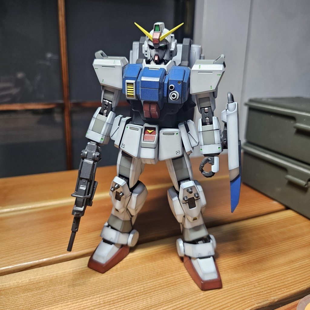 塗り分けのための最低限のスジボリで済ませました。デカールもシールドの「08」のみです。あまりくどくないほうが似合うなぁと思ったので。デカール、貼るべきなのか迷います。復帰してみたら、主流になっている作り方はスジボリ&デカール祭になっていて驚きました。ペタペタ貼って「情報量増やしました」ってやってもいいのですが、どうも偏屈な人間なので「戦車の車体中にCautionって書いてねぇだろ」って思ってしまうんですよね。あと、幅5mmのデカールでも100倍すれば500mm、つまり50cm……そんなでかい注意書きやらなにやらって必要かなぁとも。AEのマークもいいけど、1年戦争の時のMSには不自然だしなぁとか、戦車の一番目立つところに三菱マークがドーンってなってるわけねぇしなぁとか………偏屈ですね。性格がネジ曲がっているのです。自由に楽しみましょう、ガンダムはフィクションです。そもそも私はデカール貼りが下手なだけなのです。うまい人の作例をみると感動します。 各所にある謎モールドは夜間の識別灯と捉えることにし、蛍光グリーンで塗りました。基地内で夜間に動かす時に使うものなのでしょう。危険ですからね。新人パイロットは識別灯を点けたまま戦闘に突入し、「おい！バカ！識別灯を消せっ」とベテランに怒られるのです。そして「えっ？」ってなった瞬間に撃破されるまでが様式美ですね。「ったく！これだから！」というベテランの吐き捨てる言葉も足せばなお良しです。