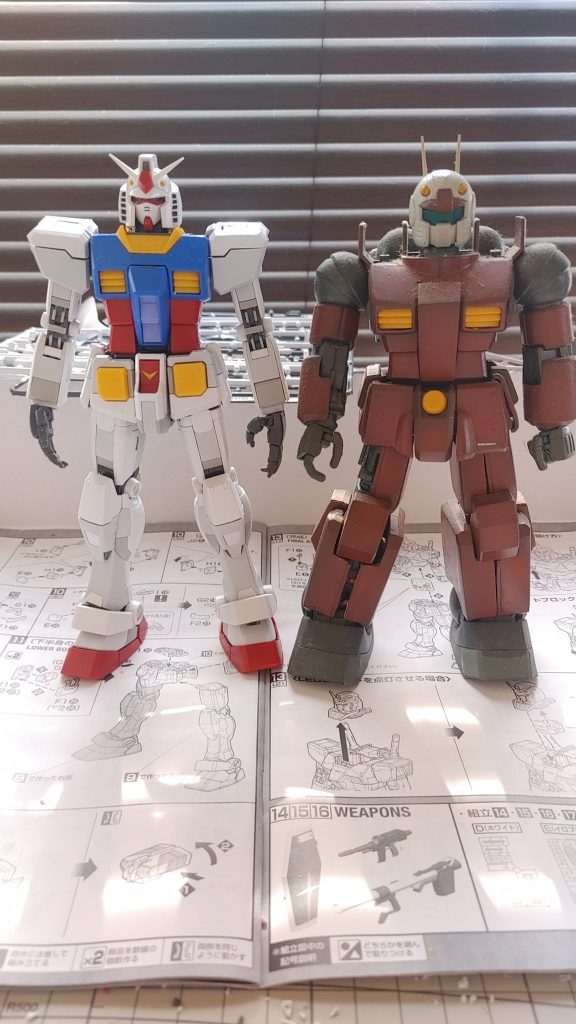 ガンキャノンは角ばってゴツくなければならないという信念のもとに作った記憶があります。このころのゲームのガンキャノンが(色も含めて)こんな感じだったんですよね。「連邦のMSが曲線主体じゃダメだ!特にヒザ!連邦製なら四角だ!」とこだわったのでした。これをおじさんになった今、3.0をベースに作り直すのです。そうすればいつか3.0ガンダムを作ったときに整合性の取れたプロポーションになります。3.0ガンダムは作りません。いつか手に入るだろう3.0ガンダムのために、いまは3.0ガンダムを元にしてガンキャノンを作るのです。なにを言っているのかわからなくなってきました。陸戦型ガンダム&陸戦型ジムの投稿では「最近のガンプラはプロポーションがけしからん!」と書いておきながら、3.0に合わせるんかいって感じですね。しかし時代に合わせて変化していかなければならないのも事実です。ガラケーを使いこなすのすら怪しかったおっさん達だって必死にスマホを使っていますから。懐古主義は心に秘めて大切にして、今を生きていきましょう。なんじゃそれ。 でもまぁ後付けですがV作戦、ガンタンクは別としてガンキャノンとガンダムは同じ汎用プラットホームで作られた装備違いの機体なのかなぁとも思いました。軽装歩兵型がガンダムで、重装砲兵型がガンキャノン的な。それだとすると両者に共通の部分が多くなるはずだなぁと。あれ、これ、スポンサーのおもちゃ屋さんが考えてたやつだ。