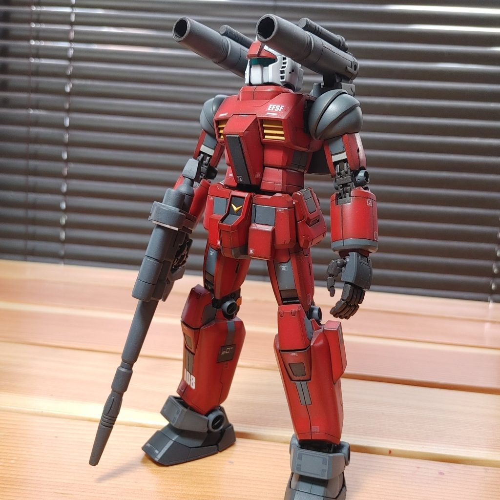 ちょこっとデカール貼ってみましたが、なにについてなんのためになにを主張するマークなのかわからない&必要性を感じなかったのでほどほどでやめました。デカールやっていると空白恐怖症&ディテール不足過敏症になる気持ちがわかりました。2平方cmでもデカールやスジボリの空白があろうものならなにか付け足さないと思ってしまうんですね。こわいこわい。ガンプラの現代病ですな笑これを作っている時(2年前)、近代ガンプラにおいてスジボリにはタガネを使用するということを知りませんでした。 浦島太郎らしく、いにしえの知識でロストツールであろうケガキ針&デザインナイフで頑張りました。その後タガネを手に入れ、試した際にはその使いやすさと仕上がりの良さに歓声を上げたのは言うまでもありません。