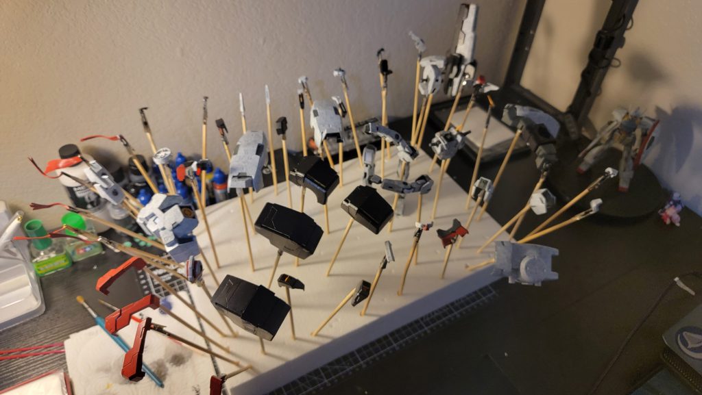 すべてのパーツの塗装が完了しました。パネルライニング、チッピング、トップコートを塗布します。