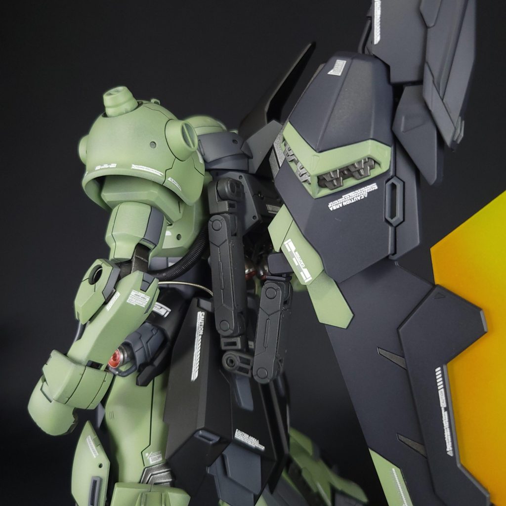 バックパックはほぼシャアザクまんまで、 ヒートマチェーテを懸架できるラックを着けてます。