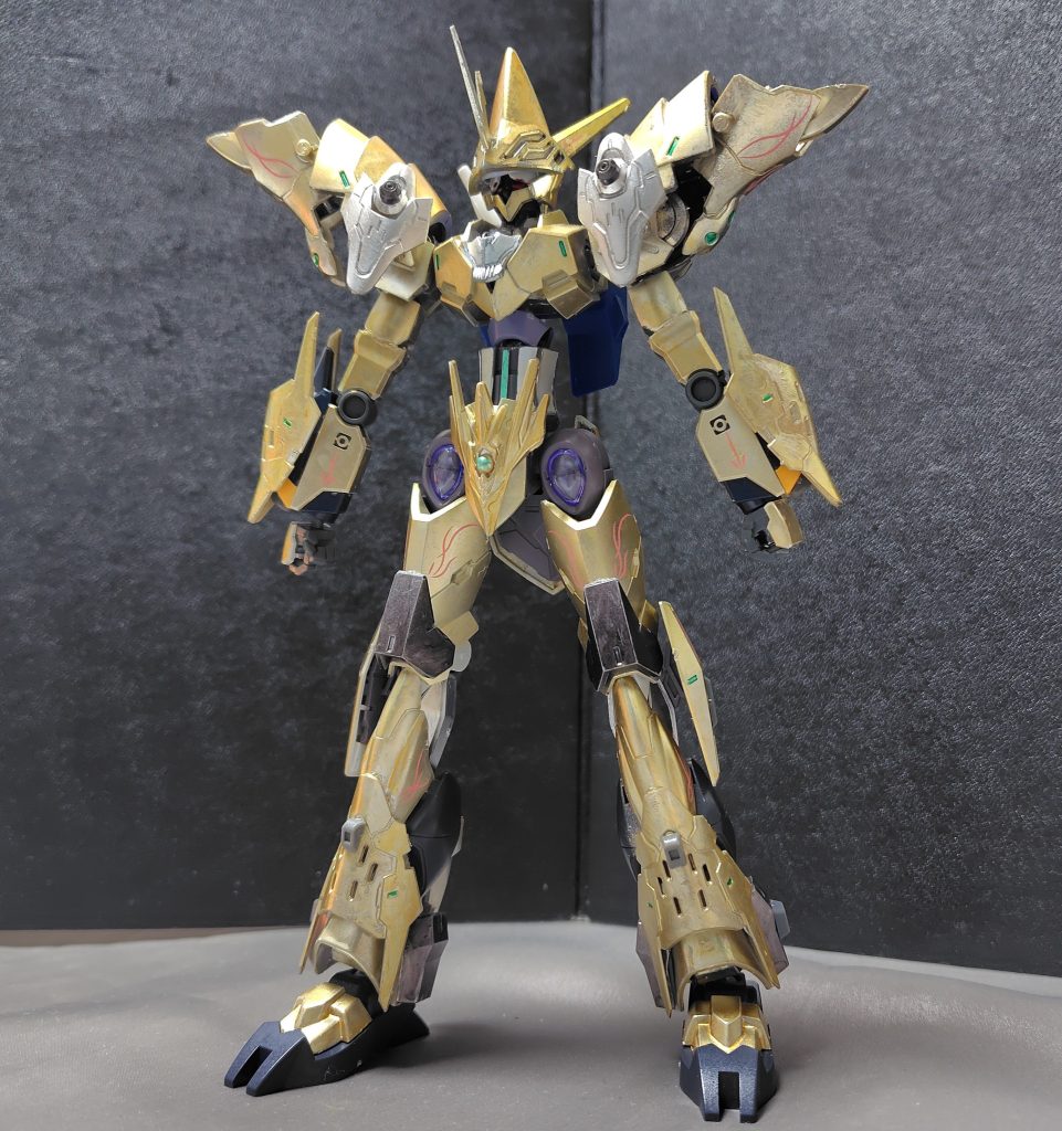 今回の改造ポイント〇頭部ミカエリスの頭部にヴァリュアブルポッドのバイザー付きのメットパーツを装着し、SDのナイトストライクのパーツを接着しました。バイザー部分のブレードアンテナはフェイクνガンダムのを使用しています。〇肩部ミカエリスの肩アーマーの一部を外し、そこにヴァリュアブルポッドの肩アーマーを移植しました。肩アーマーにあるサーベルラック部分には30MSのオプションアーマーを装着させてます。(脱着可能)〇腕部EGのνガンダムのを流用し、ミカエリスの腕の一部と合成する事で腕の延長を施しています。両腕にシールドガントレットとして30MSのオプションアーマーを装着しています。(脱着可能)〇腰部フロントアーマーにナイトストライクの兜の一部を切り取り接着しています。〇脚部フェイクνガンダムの脚部を流用し、ミカエリスの脚とそのまま合体させてます。※無改造で合体出来た(少し無理矢理感はある)