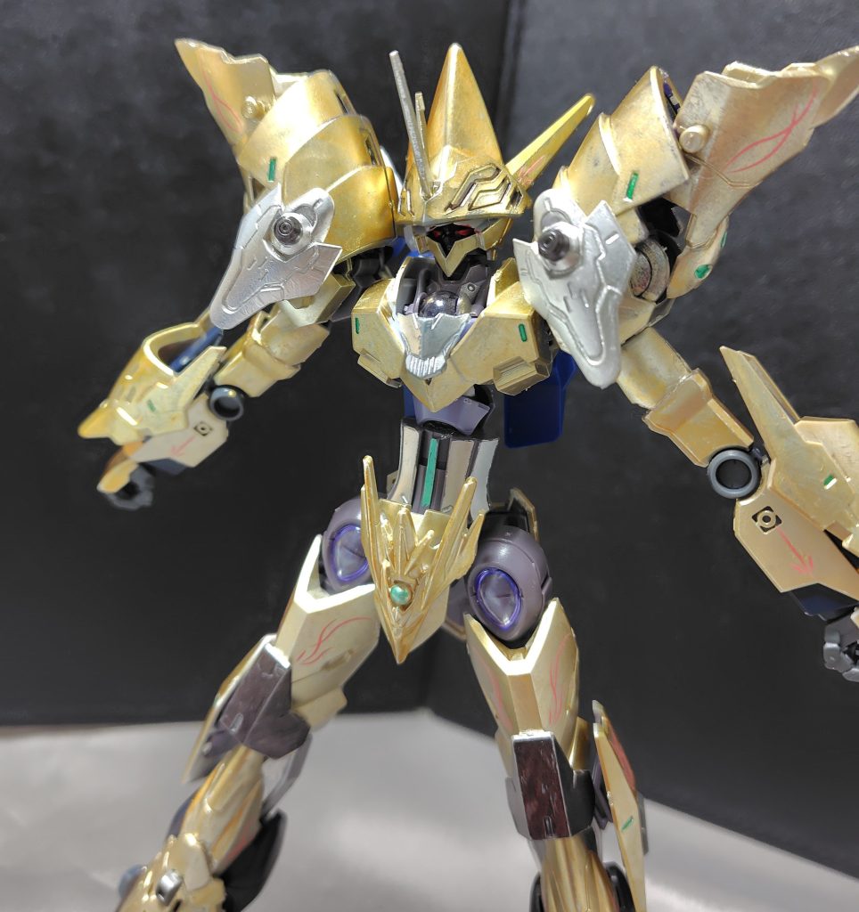 肩部にマシンキャノンを搭載しています。数少ない射撃武器でMSも撃破可能な威力があります。