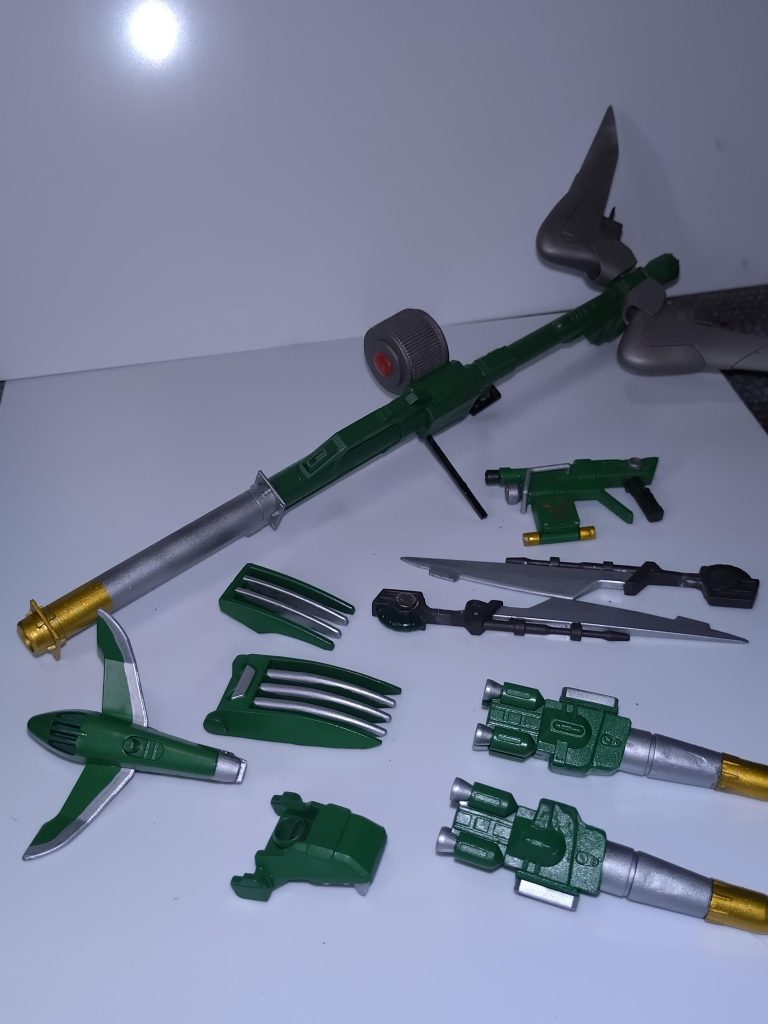 本当は、ゾイド（ブレードライガー）のジャンクがあったのでゾイドの雰囲気を出したかったですが、急に方向転換してしまったので武装類もあまりいい出来にならなかったです。作りたかった仮面ライダーを予想していただければ幸いです。