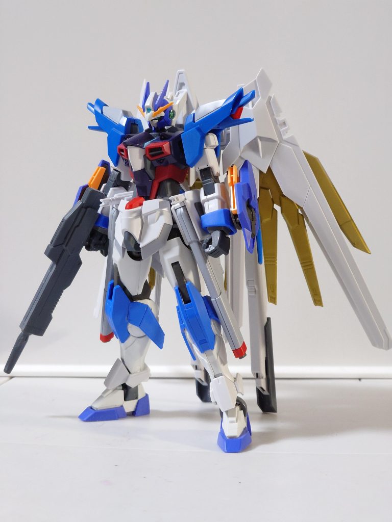 塗装前プロポーションはウエストで3mm、股関節、足首で1mm延長腰のレールガンはライジングフリーダムのままだと横に太く見えるのでサーベルラックを上部に移しフリーダムに近いシルエットに変更。顔は加工してダブルオースカイのようなヒゲの無いフェイスにしました。