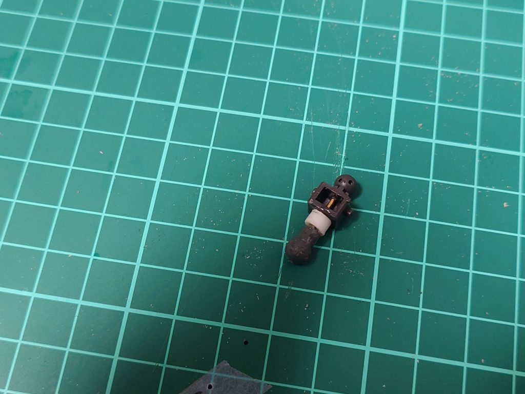 足は接続方式を変更してデスサイズの足を移植しています。