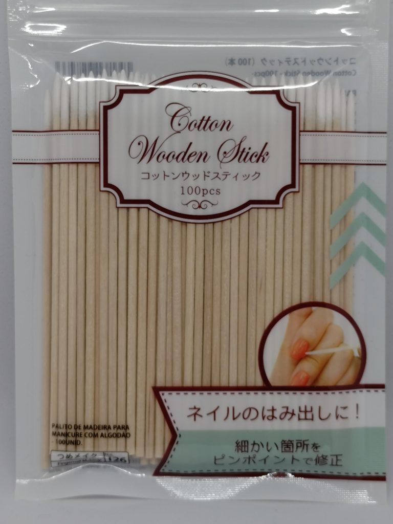100均のネイル用の綿棒。はみ出た箇所の手直しのマストアイテム。細くて硬いので細かい微調整に最適。今回も重宝したであります。