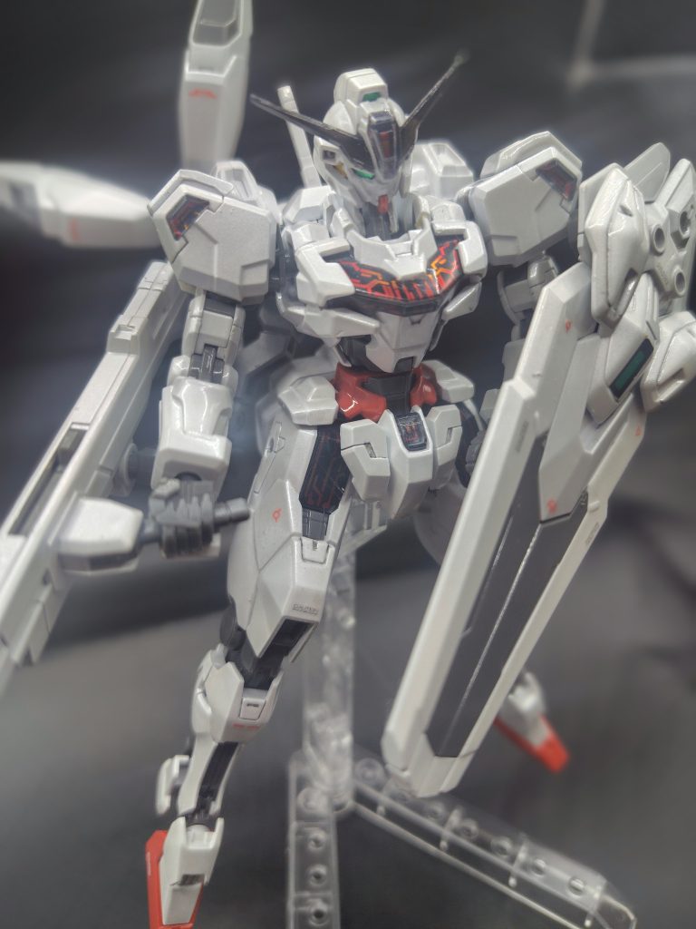 スミ入れはパール感を潰さないようにグレーで、デカールについてはエアリアルのものを使用しています。