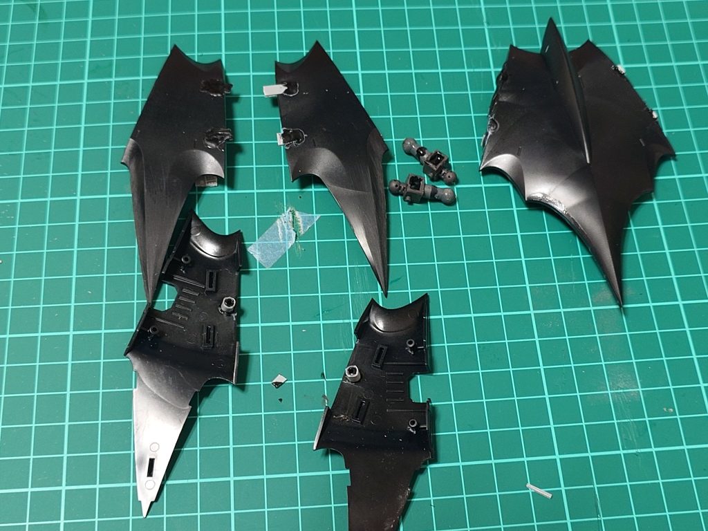 1番の鬼門はアクティブクロークで、まずは隙間をパテとプラ板で消し、