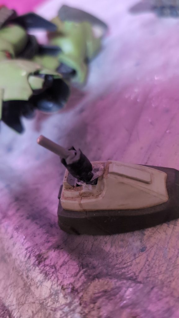 足首はボールジョイント×2、市販バーツで引き出し式関節にしてあります。可動範囲と接地性を拡大させています。