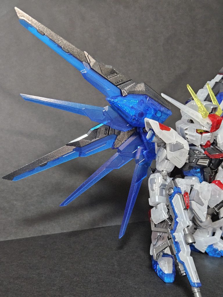 ハイマットモード。ウイング等各所のブルー部分は、クレオスのホワイトパールの上にクリアブルーを吹いてキラキラするようにしました。わかりにくいですが……。レッド部分も同様の塗り方をしています。ブルー以上にわかりにくいですが……。