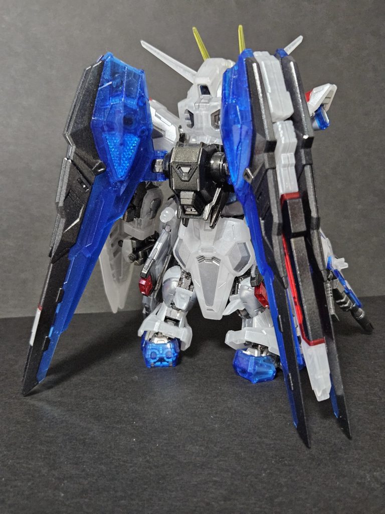 外装ホワイト部分は、クリア感を消さないように気をつけながらタミヤのパールホワイトを吹きました。外装ブラック部分はキャンディ塗装に初挑戦。