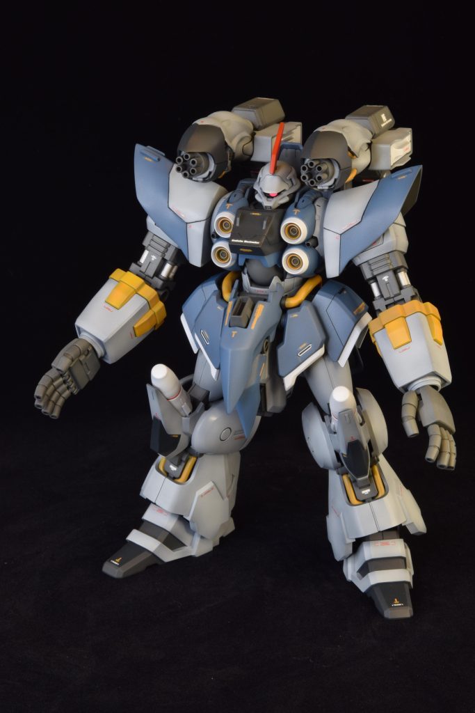 【機体名】ジオスコート 【機体設定】ネオジオン残党が、クシャトリヤと連携し戦う事を想定して設計された機体。機体名はジオンと、クシャトリヤをエスコートするという意味からきている。整備性の点からクシャトリヤと同じパーツを多く使用し、頭部はギラドーガ、腕はジオングのデータをもとに設計されている。しかし、ネオジオン残党の資金面などから実際に開発・生産される事は無かった… ↓機体全体をぐるりとご紹介…