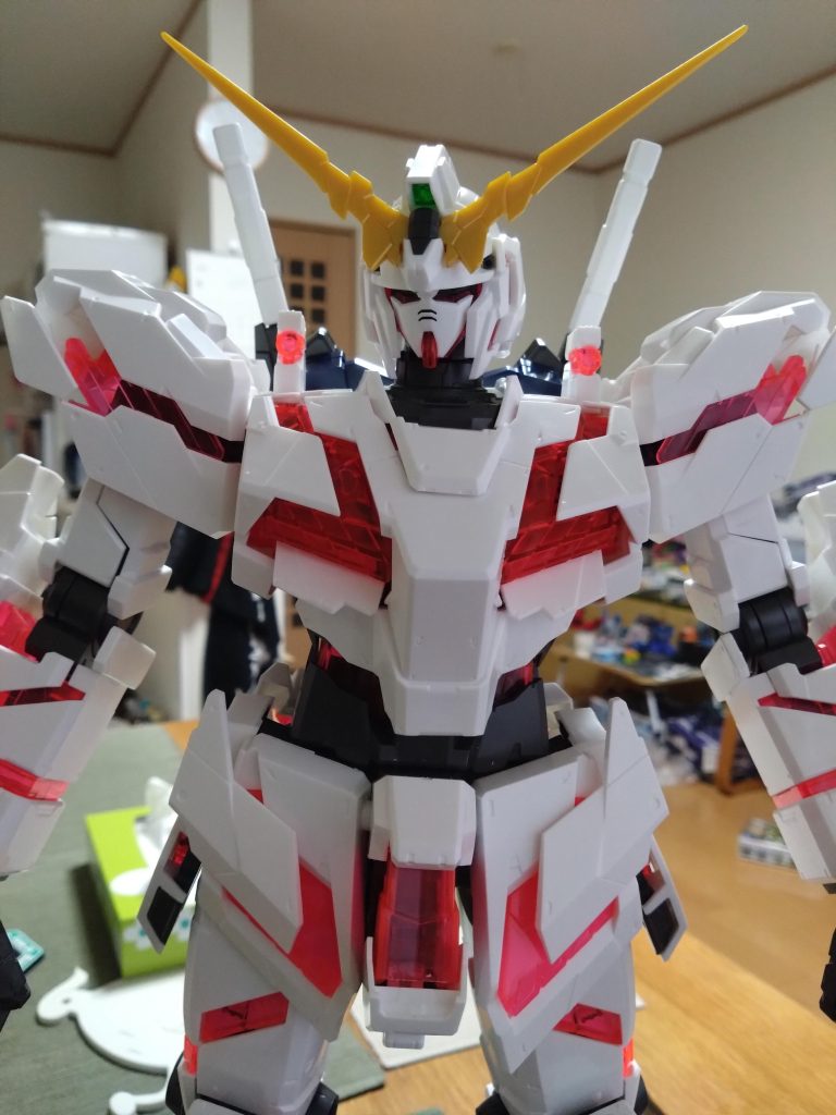 素組みの状態ユニコーンのサイコフレームがクリア素材ってのがどうしても納得いかなくてサフ吹いて思いっきり素材っぽくしてからのグリーン吹いてラメを吹きました。思えばクリアパーツに塗装したのは初めてでした。←HGから試せば良かったのに。クリアパーツの裏面もサフ吹いたのでサフも大量消費しました。←メガサイズでやる事ではない。