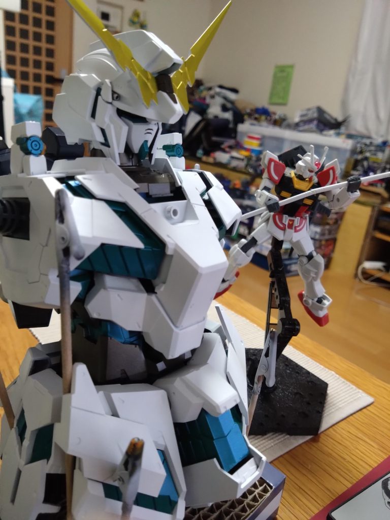 製作途中なぜか息子作成のラーガンダムと。胸像っぽく。