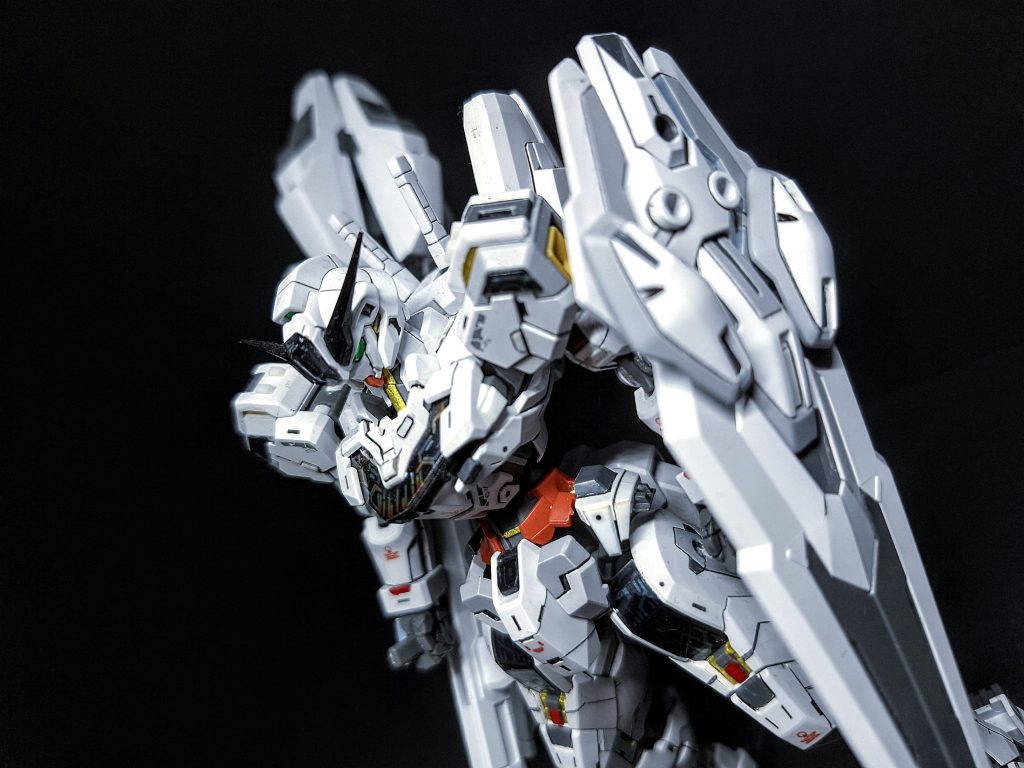 足の延長と共にサイドスカートもそれにあわせて増加装甲で目立たないようにしてます。本体はスジボリとプラバンで拡張しています。