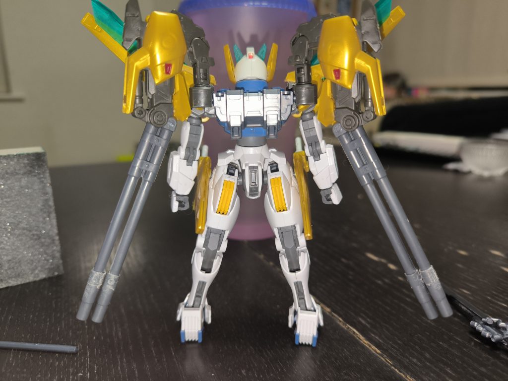 バックパック1番くじのオプションパーツに百式の足を丸ごと使用しそこにコトブキヤのガトリングの砲身を取り付けた物となっています砲身部分やスラスターの曲がり方も相まって翼のような印象を受けますね