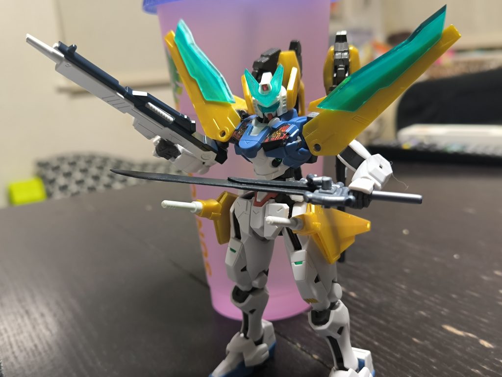 メイン武器はν(ニュー)ガンダムのビームライフルと私がランナーを切り貼りして作った実体剣となっています