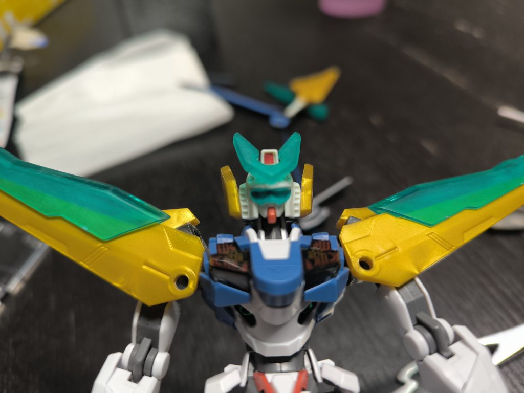 バストアップヘッド本体にはEGガンダムの物を使用しそこに百式の足のパーツ、バイザーにはガンキャノンの物を取り付けています、アンテナの部分にはコトブキヤの物を使っています肩は百式のウイングと肘の装甲、上記の足のパーツと同じ物を使用、そしてコトブキヤの剣のエフェクトパーツを取り付けています