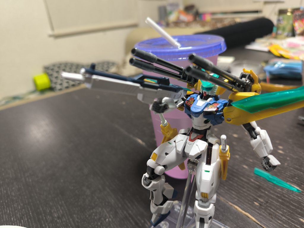 ビームキャノン展開肩に乗せる以外にも脇の下から出したりなど様々な方向にキャノンを伸ばせるので360度対応できます