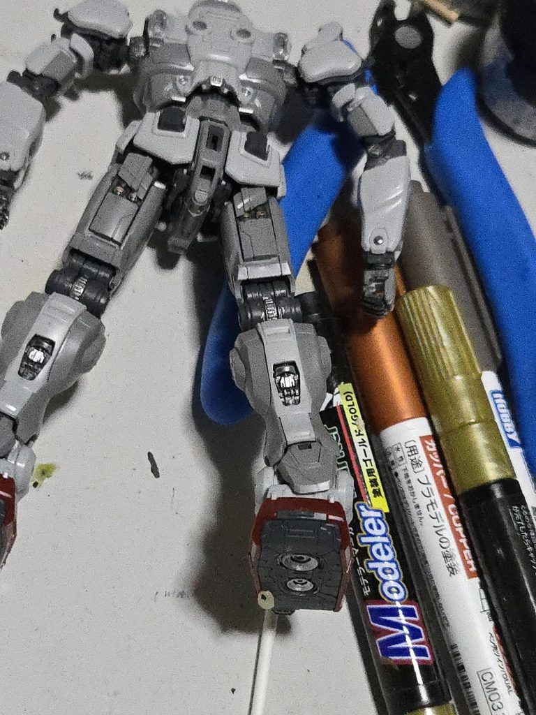 パチ組後にフレーム内部等ちょい足しで部分塗装塗料は百均マーカーや、ガンダムマーカーで 