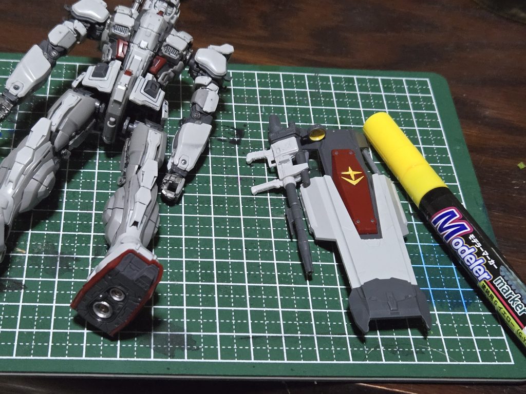 塗り分け必須な連邦マークは百均マーカーで。黄色は特に重宝してます。