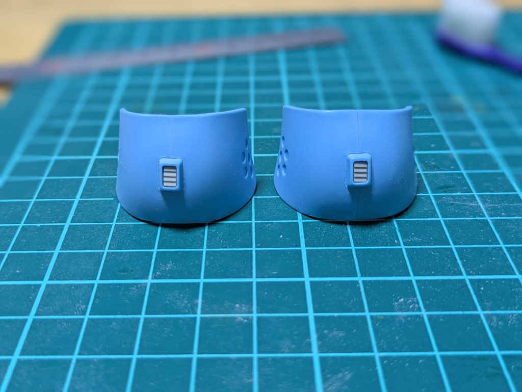 底面や肩のスラスター的な部分には、スジ入りプラ板でディテールUP💕