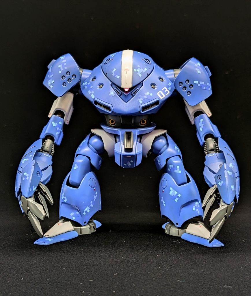 カラーリングはハイゴッグのイメージを崩さない様にブルーにし、ホワイトをアクセントに使用してスポーティな感じに…😊塗装は黒サフを下地にしています‼️しかし、それだけだと短調になり過ぎるのでピクセル迷彩デカールを使用して情報量を追加しました🤗改造部分では、ハイゴッグの肩は戦闘時に邪魔になるのではと思い、ズゴックに近いシルエットになる様に、大幅にカットしました😄また機動性を意識して、脚の配置を変更してジャンクパーツも使用しながら、シルエット変更しています✨