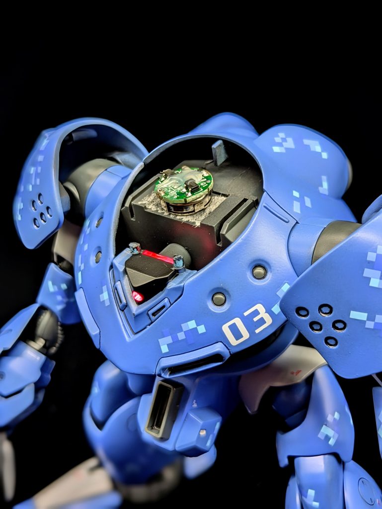 モノアイ部分は日差しで暗くなり見えにくくなるので、磁気スイッチ式のLEDライトを仕込んでみました‼️今回この電飾がしたいのがきっかけでハイゴッグを作り始めました😆