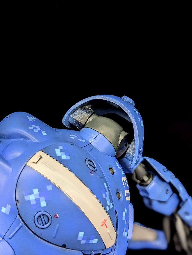 肩の軸は後だけ残して後ハメ加工をしています👍