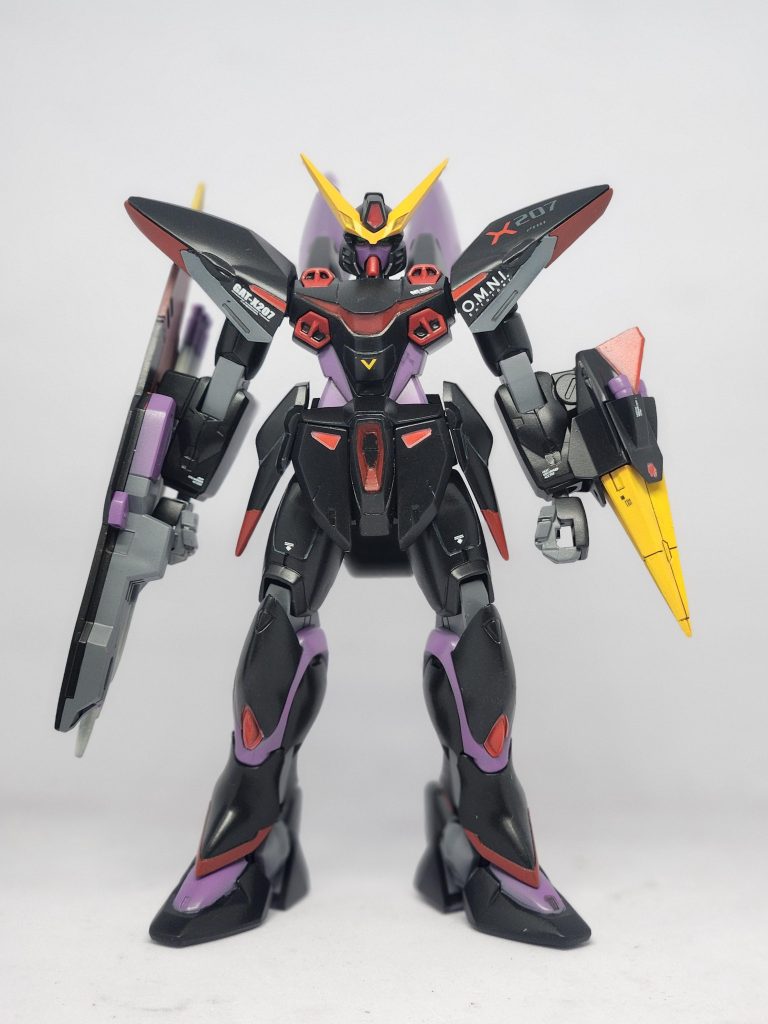 正面。SEED系機体ですが、毎回脚が短く、バランス悪いので2mmほど延長してます。肩のデカール貼りが楽しくてマシマシで貼っちゃってます💦