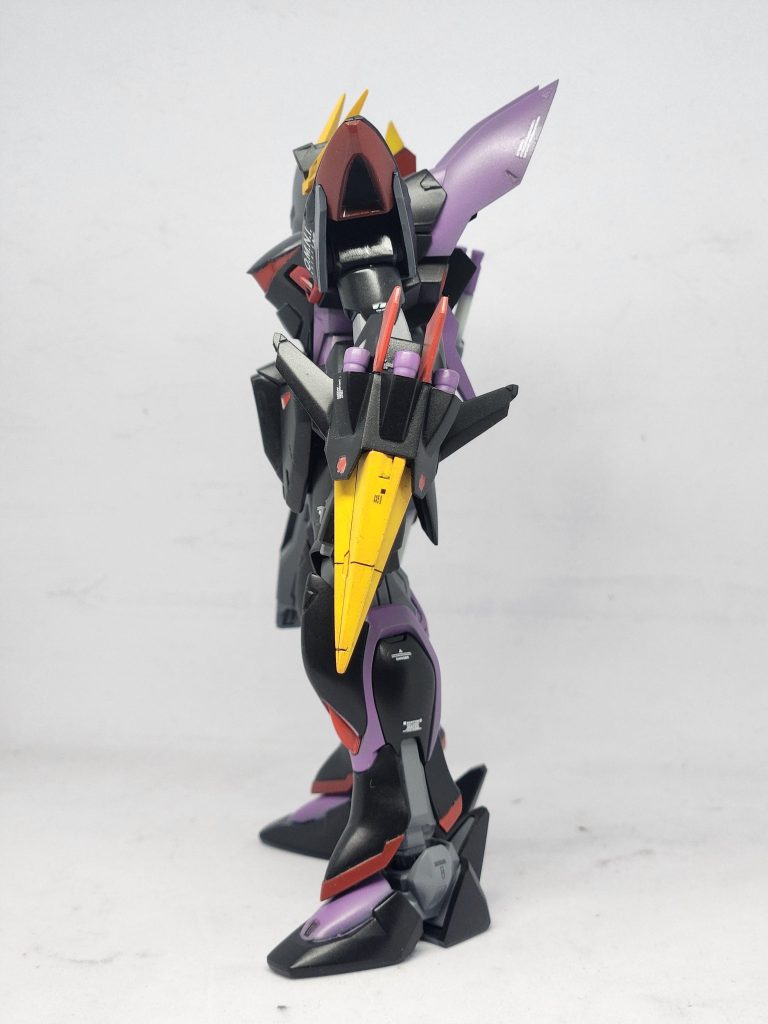 横。今回一番力を入れたであろう、背中のニョキッとした所。ヤスってピンピっンに尖らせスタイリッシュに仕上げました。