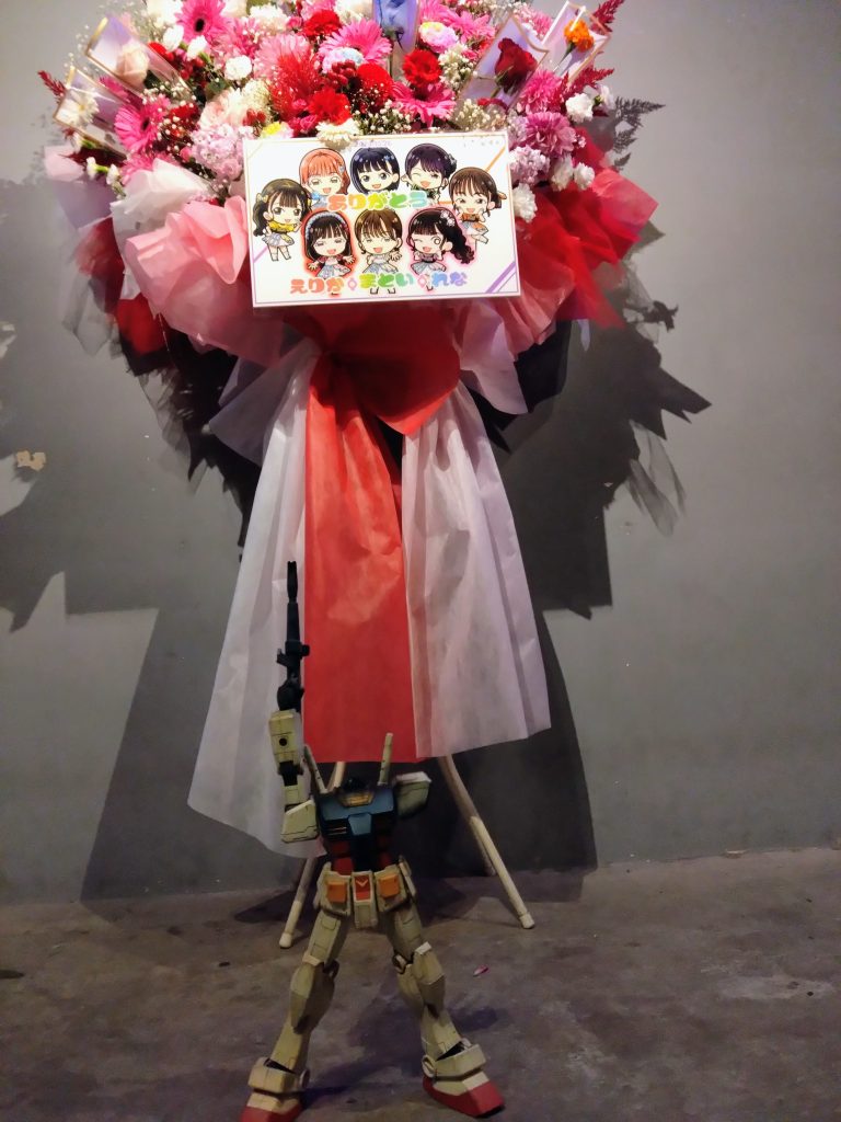 先日初参加した某プラモアイドルの8人体制ラストファンミーティング（初参加なのにラスト）にて勝手が分からないにもかかわらずラストだけにラストシューティングのメガサイズガンダムを持参したところ、なんとまさかのプラモアイドルたちと絡む事に。シャレで持っていっただけに瞬間、頭が真っ白になり自分で何言ってるのか分からなくなるほどパニクった。後で冷静になれば只々恥ずかしかったですね。でもその時ちゃんと言いたかったのは今回グループを離れる事になった1期の3人には今後幸せになって欲しいし、なによりプラモデルを嫌いにならないでもらいたいなぁと。グループ立ち上げから見てきて思ったのはメンバー全員技術力も知識もついてきたしこれからだったんだけどね。でもグループ離れてもプラモデルに関わるみたいなので名人やマイスターに教わった事を活かせるようになるといいですね。8人（9人）でわちゃわちゃしてるのが見てて楽しかったですよ。とりあえず1期の3人お疲れ様でした。