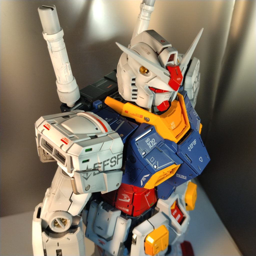 さぁ出来たぞって思って！何気に説明書の絵を見たら！まさかの現行戦闘機みたいに左右、赤、緑のシグナルライト？なんと言うかちょっとわからないですが！それがまさかガンダムに再現されてるなんて！良く見てない私も私なんですが！後戻りの筆塗りが発生しました！（笑）