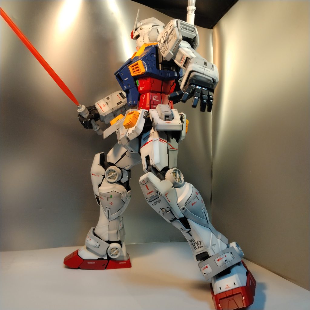 この画像では！伝わらないと思いますが！手元で見ると！存在感ありありのガンダムです！作った私も素晴らしいと思いました！（笑）