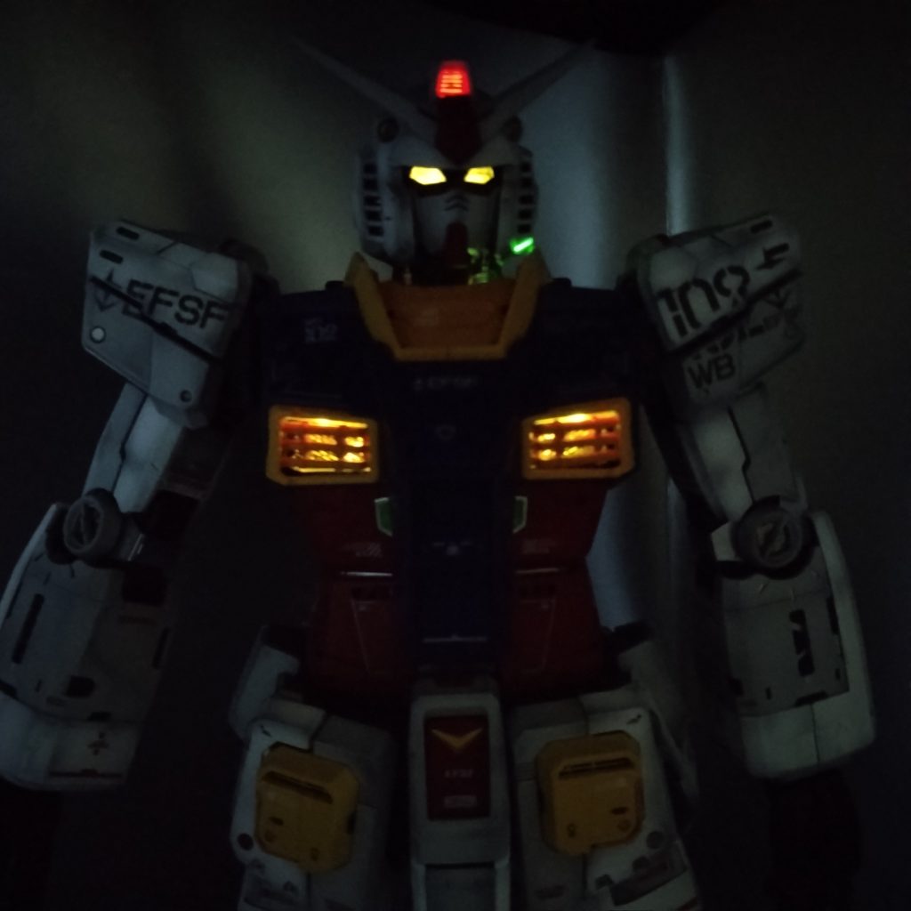 今回は普段なら塗装してしまう所も塗装済みのパーツはちょこちょこ、そのまま使ってます！結構悩まされました！（笑）くらいですがこれはビームサーベルのユニットじゃ無い方のLEDユニットでの点灯です！胸の排気の光は画像では黄色に写ってますが点灯パターンがあって青、赤にも点灯します！ 