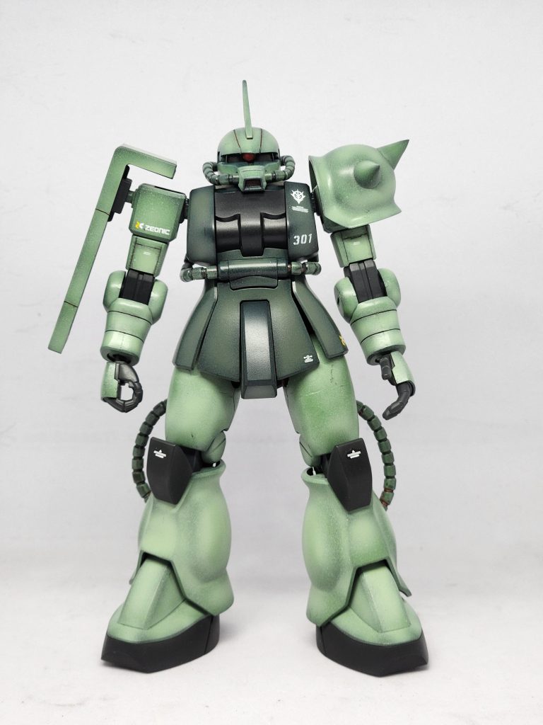 正面。旧HGの頭が思ってるより長くて、締まりがなかったので、幅詰めて悪い顔にしてます。太ももを2mm延長して少しスタイルを良くしてます。この緑出すのにも一苦労。3色のグリーンを3層でグラデーション塗装。少しは様になったかな?と💦