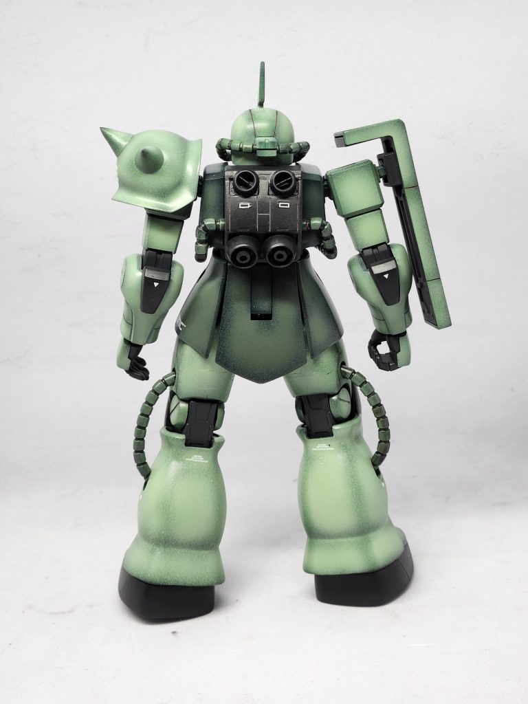 後ろ。旧のバックパックがあまりにも簡素過ぎてビビりました💦あの手この手でなんとかバックパックをセミスクラッチ💦そして、大好きなザクのふくらはぎ。今回は旧な為、段落ちなしのツルンとしたふくらはぎ。でも、これはこれでジオン機体萌え~ですた(*゚∀゚)=3