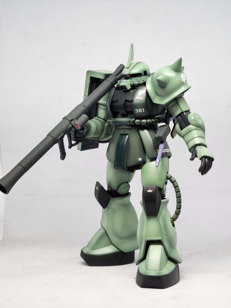 ポーズ1。可動域はしゃーない。バズーカを掲げる腕が窮屈そうで見てられませんでした。