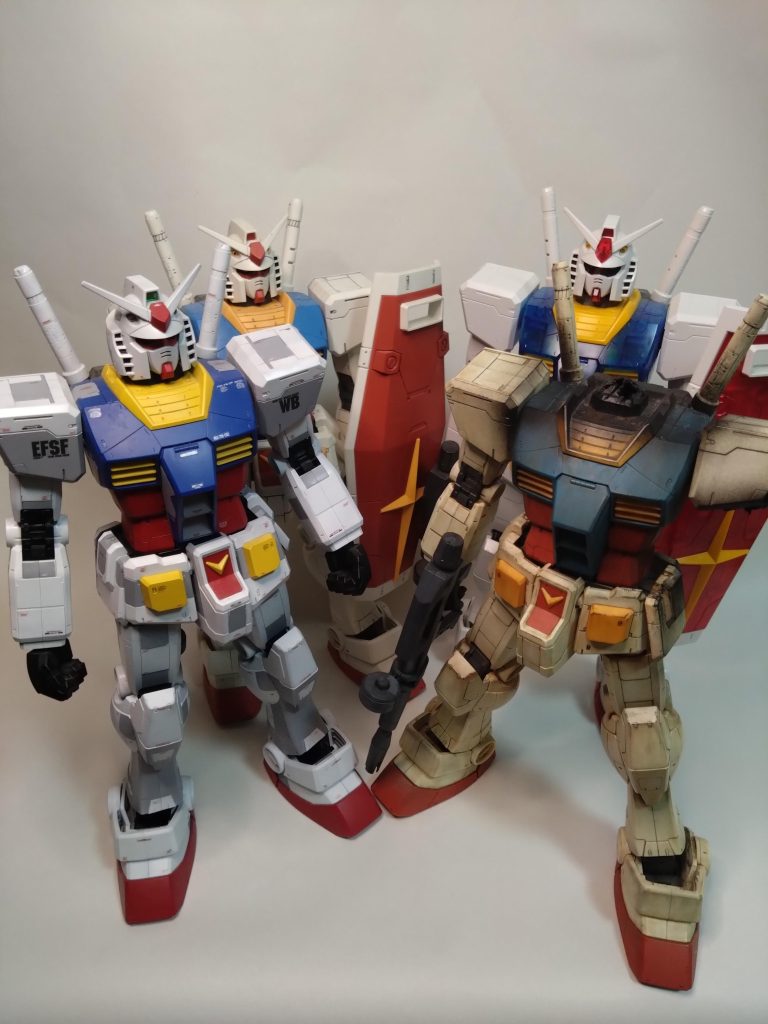 仲間たち　向かって左から　一応全塗装左後　スミ入れ　トップコート　2号機右後　ガンプラ一番くじラストワン賞　メガサイズクリアVer 
