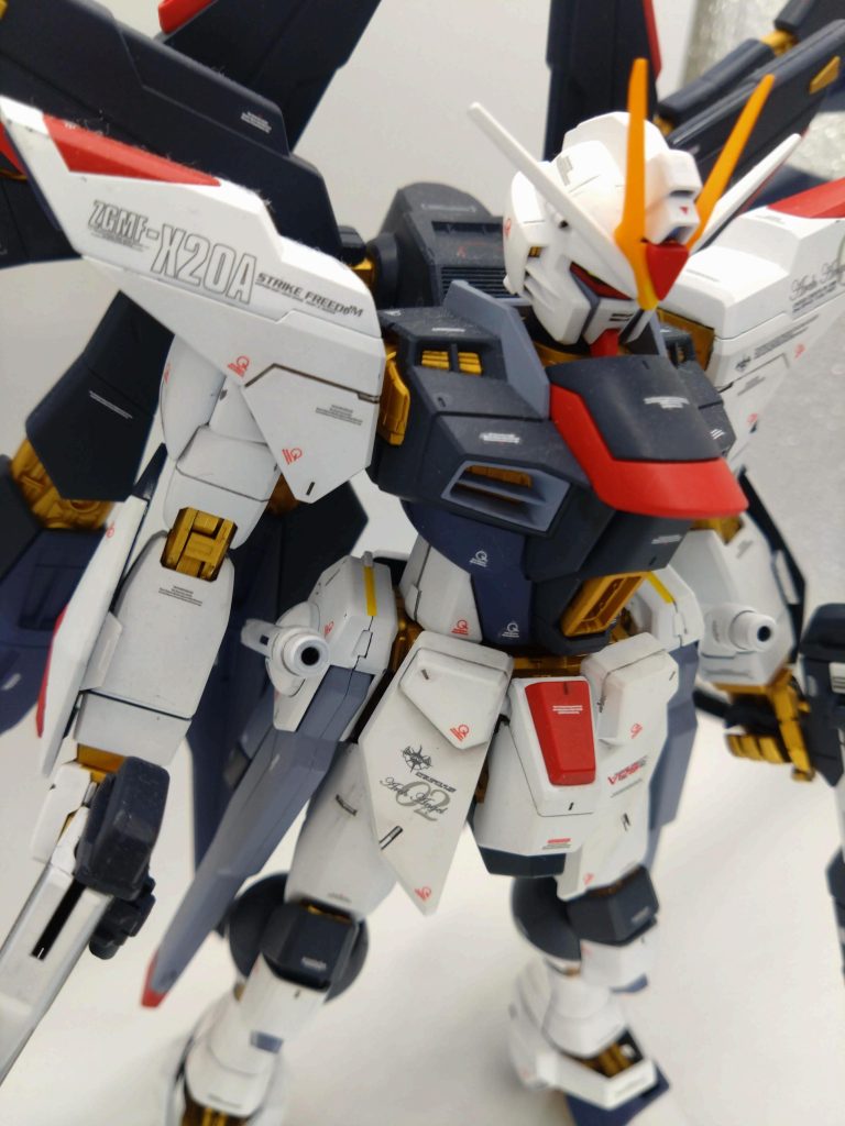 右側からSEED系のガンプラはRGフリーダムガンダム以来2体目でした。宇宙世紀ものばかり作ってたので羽根の多い機体は大変でした。金映えてます。