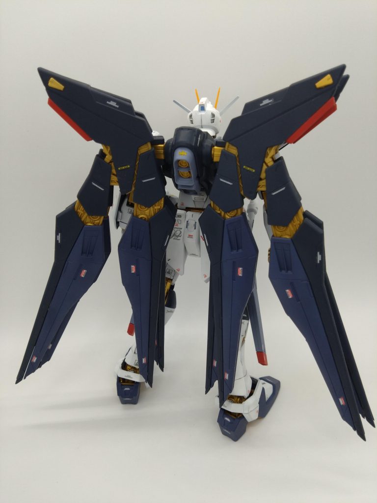 背面首傾げてる。金色のバーニアにしてしまった。