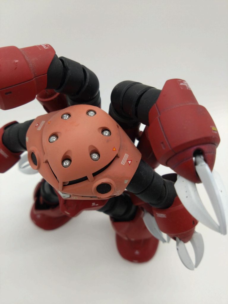 頭上ズゴックの頭ミサイルは当時自分の中で流行っていたガンダムマーカーのメッキ塗装。でもリアルでメッキのミサイルって変ですよね。皆さん何色にします?