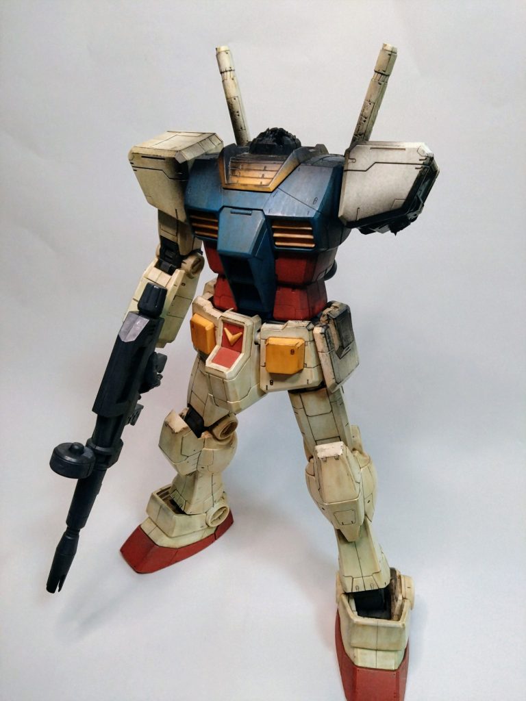 正面黒焦げ部分はエアブラシで。汚れはタミヤのウェザリングマスターで。パーツ破壊は勢いにまかせて、躊躇せず。