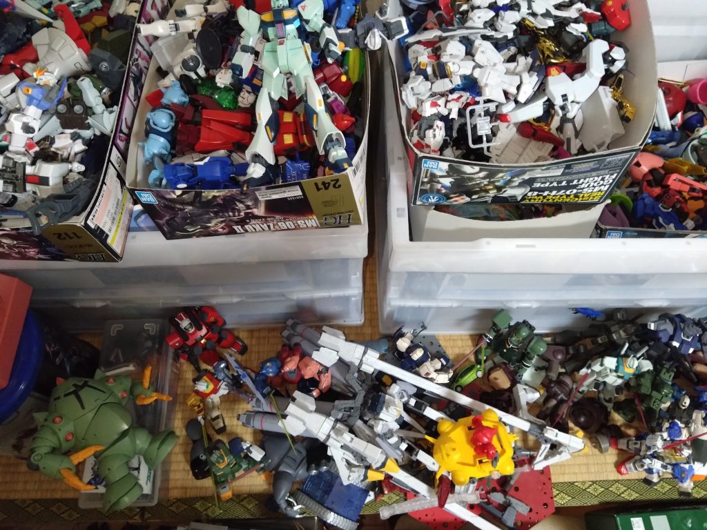 息子(小3)のプラモデル戦場跡地及び作業場より壊れかけのシャアズゴック✕2壊れた量産型ズゴック上半身✕1を拝借。もちろん了承済です。